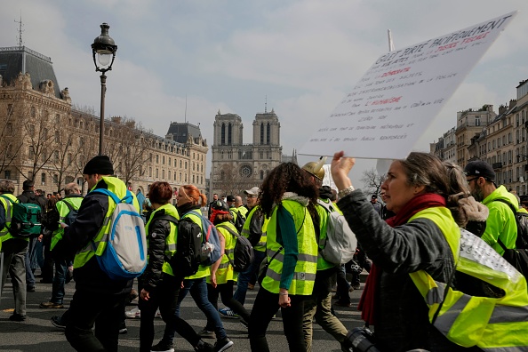 "Gilets jaunes". Des manifestants défilent devant la cathédrale Notre-Dame de Paris à Paris, le 23 mars 2019.  (Photo : GEOFFROY VAN DER HASSELT/AFP/Getty Images)