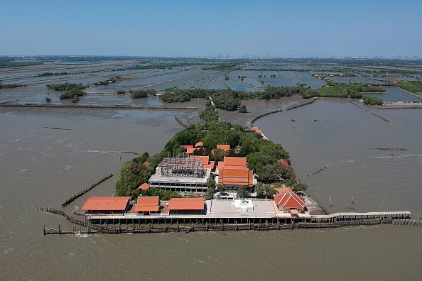 -Un temple bouddhiste en Thaïlande maintenant perdu au milieu de la mer est devenu un symbole de l'érosion côtière. Les habitants placent leurs espoirs dans la replantation de la mangrove. Photo JONATHAN KLEIN / AFP / Getty Images.