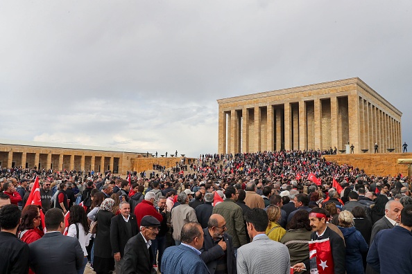-Les partisans du maire d'Ankara, Mansur Yavas, nouvellement élu, au Parti républicain du peuple (CHP) applaudissent et agitent les drapeaux nationaux turcs alors qu'ils se rassemblent devant le mausolée de Mustafa Kemal Ataturk, également appelé Anitkabir, à Ankara, le 8 avril 2019 lors d'une visite. Photo de Adem ALTAN / AFP / Getty Images.
