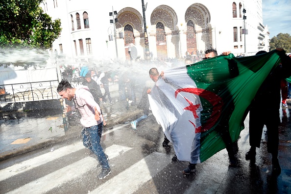 La police anti-émeute algérienne arrose d'eau les manifestants anti-gouvernementaux lors d'une manifestation à Alger, la capitale, le 9 avril 2019. Photo RYAD KRAMDI / AFP / Getty Images