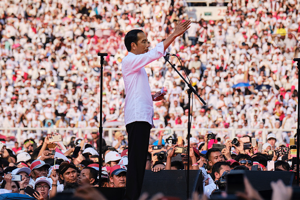-Le président indonésien Joko Widodo, plus connu sous le nom de Jokowi, prononce un discours devant des partisans lors d'un rassemblement dans le stade principal de Jakarta le 13 avril 2019 à Jakarta, en Indonésie. Les élections générales en Indonésie ont eu lieu le 17 avril, opposant le président en exercice, Joko Widodo, à Prabowo. Il a apparemment remporté l’élection, les résultats officiels seront donnés en mai. Photo de Ed Wray / Getty Images.