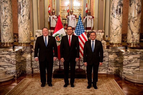 -Le secrétaire d'État américain Mike Pompeo, le président péruvien Martin Vizcarra et le ministre péruvien des Affaires étrangères Nestor Popolisio posent devant le Palais du Gouvernement à Lima, le 13 avril 2019. Photo de Ernesto BENAVIDES / AFP / Getty Images.
