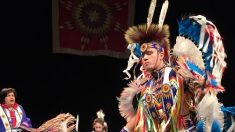 Quand les traditions s’effacent, des Amérindiens dansent contre l’oubli