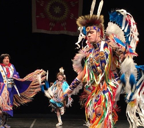 -Les danseurs américains indiens Thunderbird se produisent au Théâtre For the New City le 2 février 2019 à New York. Pendant 56 ans, Louis Mofsie a dansé avec sa troupe, faisant rayonner l'héritage amérindien. Photo de Thomas URBAIN / AFP / Getty Images.