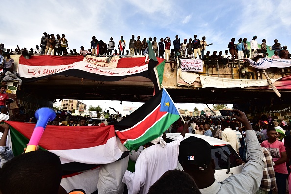 -Des manifestants soudanais se sont rassemblés près du siège de l'armée à Khartoum, le 14 avril 2019. Ils demandent que les dirigeants militaires du pays confient immédiatement le pouvoir à un gouvernement civil qui devrait ensuite traduire en justice le dirigeant déchu, Omar al-Bashir. Photo de Ahmed MUSTAFA / AFP / Getty Images.