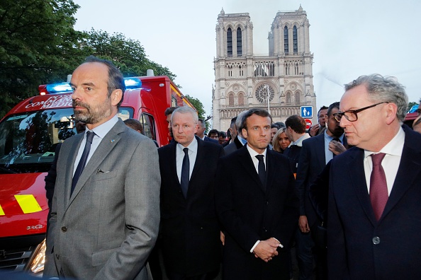 Édouard Philippe et Emmanuel Macron près de l'entrée de Notre-Dame de Paris le 15 avril 2019. (PHILIPPE WOJAZER/AFP/Getty Images)