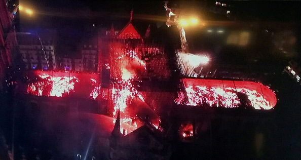 -Une vue aérienne de la cathédrale Notre-Dame qui est ravagée par les flammes le 15 avril 2019 à Paris, la capitale française. Un énorme incendie a balayé le toit de la célèbre cathédrale Notre-Dame du centre de Paris. Photo by - / AFP / Getty Images.