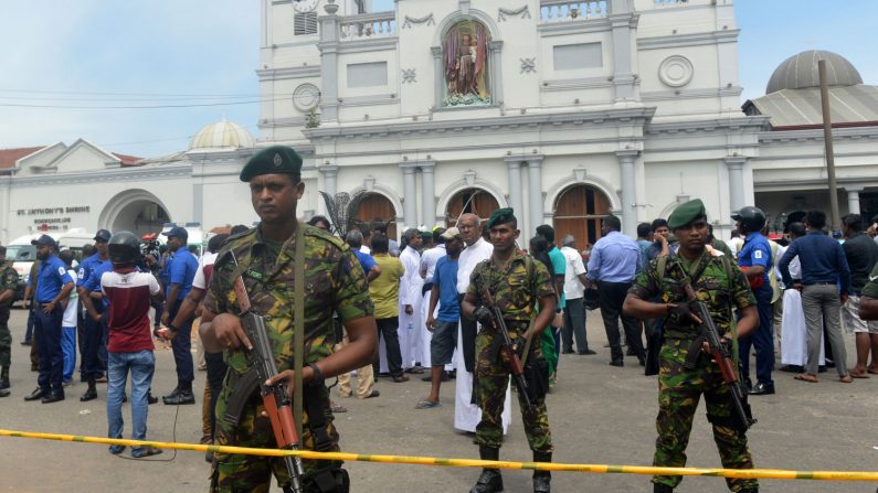 Les forces de sécurité sri-lankaises surveillent l'extérieur de l'église après l'explosion du sanctuaire Saint-Antoine de Kochchikade à Colombo le 21 avril 2019. Au moins 158 personnes ont été tuées ce 21 avril, selon des sources policières, a déclaré la police quand une série d'explosions a déchiré des hôtels haut de gamme et des églises alors que les fidèles assistaient aux offices de Pâques. Photo ISHARA S. KODIKARA / AFP / Getty Images.
