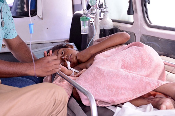 -Une jeune Sri-Lankaise blessée est allongée sur une civière dans une ambulance à l'hôpital général du district de Negombo, à la suite d'une explosion survenue à l'église Saint-Sébastien, le 21 avril 2019. Photo de STR / AFP / Getty Images.