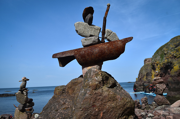 -Cette image montre une sculpture équilibrée construite lors des championnats d'Europe de superposition de pierres 2019 à Dunbar, en Écosse, le 21 avril 2019. Photo de Andy Buchanan / AFP / Getty Images.