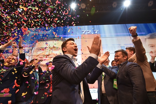 -Le comédien ukrainien et candidat à la présidentielle Volodymyr Zelensky réagit après l'annonce des résultats à l'issue du second tour de l'élection présidentielle ukrainienne au siège de sa campagne à Kiev le 21 avril 2019. Photo de Genya SAVILOV / AFP / Getty Images.