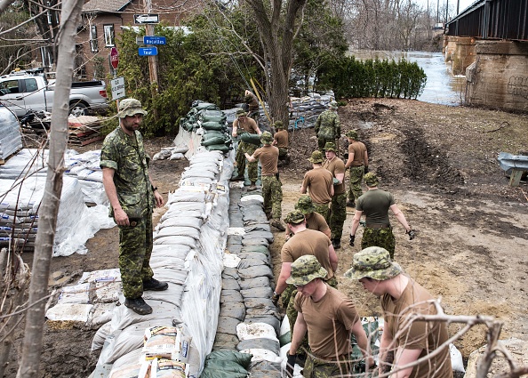 L'armée canadienne prépare des défenses contre les inondations à Laval, au Canada, le 21 avril 2019. (MARTIN OUELLET-DIOTTE / AFP / Getty Images)