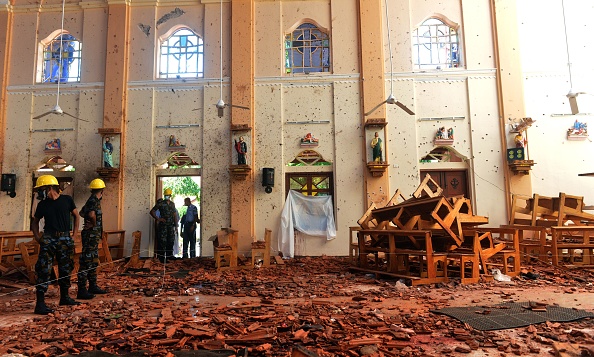 Suite aux attentats, des agents de la sécurité inspectent l’intérieur de l'église St. Sebastian à Negombo le 22 avril 2019.  ISHARA S.  KODIKARA/AFP/Getty Images)