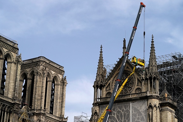 Des ouvriers protègent une rosace de la cathédrale Notre-Dame de Paris le 22 avril 2019. (LIONEL BONAVENTURE/AFP/Getty Images)