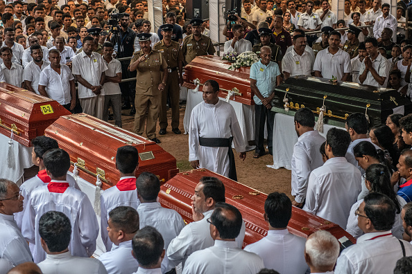 Funérailles massives à l'église Saint-Sébastien le 23 avril 2019 à Negombo, Sri Lanka. Au moins 311 personnes ont été tuées et des centaines d'autres blessées après des attaques coordonnées contre des églises et des hôtels le dimanche de Pâques. (photo Carl Court / Getty Images)