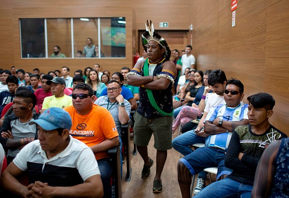 -Le chef indigène de Xipaya, Leo Xipaya, se promène en attendant une réunion des chefs indigènes des tribus de la région de Xingu avec des représentants du gouvernement fédéral brésilien au siège de la FUNAI, à Altamira, dans l'État du Para, au Brésil, le 12 mars 2019. Photo de Mauro Pimentel / AFP / Getty Images.