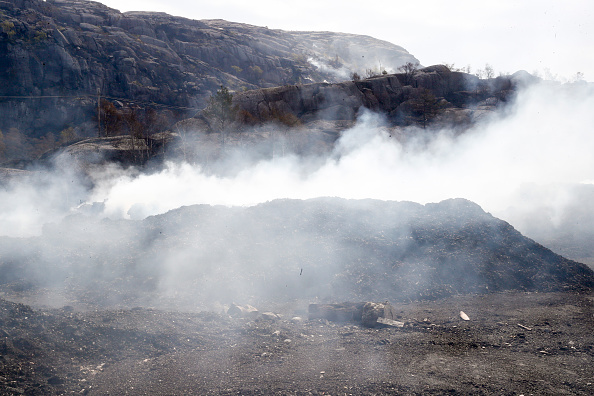 -Les pompiers suédois et norvégiens essayaient de contenir les incendies de forêt le 24 avril 2019, ce qui a forcé des centaines de personnes à quitter leur domicile et a suscité l'inquiétude de la répétition historique des feux. Photo par Terje Pedersen / NTB scanpix / AFP / Getty Images.
