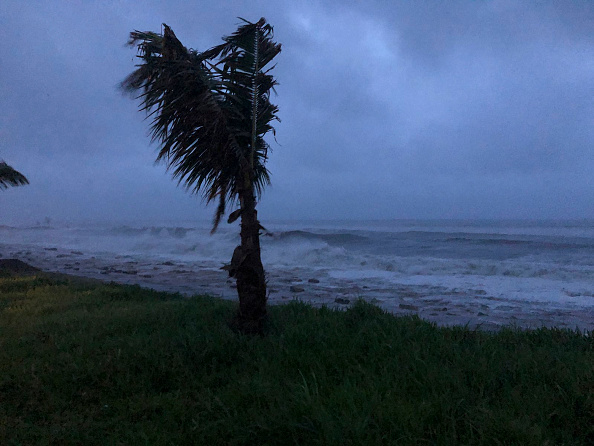 -Cette photo prise le 25 avril 2019 et fournie par le Programme alimentaire mondial montre la côte déchirée de Cabo Delgado, au Mozambique, où le cyclone Kenneth est attendu. Photo de STRINGER / AFP / Getty Images
