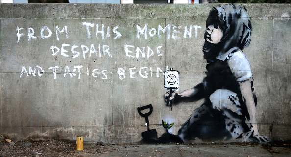 -Une œuvre d'art graffiti, supposée avoir été créée par le street artiste britannique Banksy, est photographiée en face du camp du groupe de protestation environnemental Extinction Rebellion à Marble Arch à Londres le 26 avril 2019. Photo ISABEL INFANTES / AFP / Getty Images.