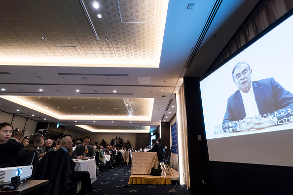 -Une interview vidéo avec l'ancien président de Nissan Motor Co., Carlos Ghosn, est affichée sur un écran lors d'une conférence de presse au Club des correspondants étrangers du Japon le 9 avril 2019 à Tokyo, Japon. Photo Tomohiro Ohsumi / Getty Images.