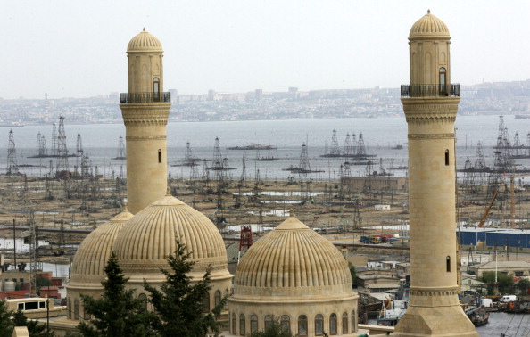 -Vue de la mosquée Bibi Heybat près de derricks pétroliers sur la rive de la mer Caspienne, juste à l'extérieur de la capitale Bakou, le 4 octobre 2005. Photo MLADEN ANTONOV / AFP / Getty Images.