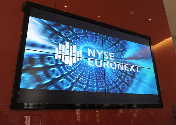 -Logo de NYSE Euronext adopté le 23 mai 2013 aux bureaux de NYSE Euronext à Paris, réuni les sociétés côtés en bourse qui interviennent dans la construction de Notre Dame de Paris. Photo ERIC PIERMONT / AFP / Getty Images.