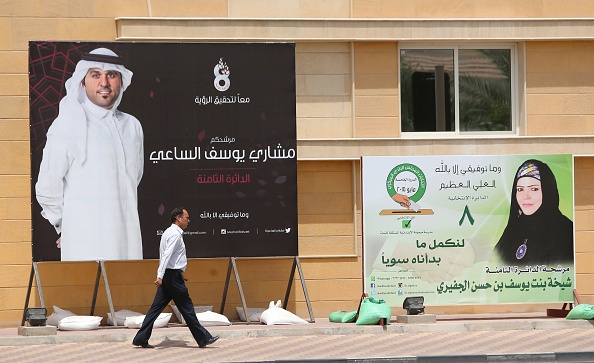 -Un panneau d'affichage représentant le Qatari Sheikha Yussef al-Jiffri et l'une des candidates aux élections au conseil municipal, est vu dans une rue du centre de la capitale Doha. Photo à KARIM JAAFAR / AFP / Getty Images.