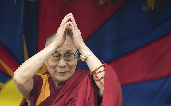 -Le Dalaï Lama s'adresse au public lors de sa visite au festival de musique et de spectacles de Glastonbury, dans le sud-ouest de l'Angleterre. Le 28 juin 2015. Photo OLI SCARFF / AFP / Getty Images.