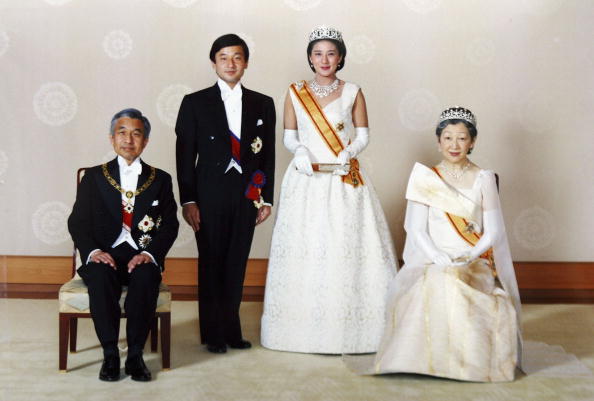 -Sur cette photo, le prince héritier japonais Naruhito et son épouse, la princesse héritière Masako, posent avec l'empereur Akihito et l'impératrice Michiko après leur mariage au palais impérial le 9 juin 1993 à Tokyo. Photo Imperial Household Agency / Getty Images.