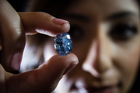 -Illustration-Un rare diamant bleu ovale de 10,10 carats, le plus grand diamant fantaisie bleu vif jamais présenté aux enchères, qui devrait atteindre entre 21 200 000 £ à 27 000 000 £ Photo LEON NEAL / AFP / Getty Images.