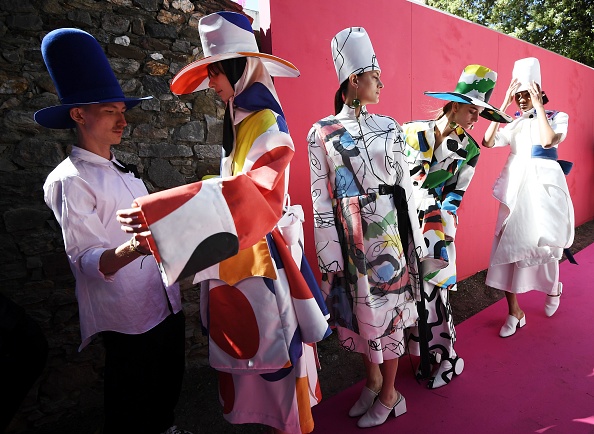 -Illustration les créateurs préparent les modèles en coulisse avant de les présenter au jury lors du Festival international de la mode et de la photographie qui se tient dans la ville de Hyères, dans le sud de la France. Photo ANNE-CHRISTINE POUJOULAT / AFP / Getty Images.