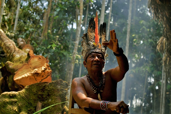 -Le chef Marcelino Apurina, du groupe Aldeia Novo Paraiso, parle de la région amazonienne occidentale du Brésil, près de Labrea. Certaines parties de la forêt tropicale amazonienne occidentale ont subi l'une des déforestations les plus lourdes de l'ensemble de l'Amazonie. Photo CARL DE SOUZA / AFP / Getty Images.
