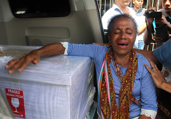 -Petronela Koa pleure à côté du cercueil contenant sa nièce, Adelina Sau, une aide domestique décédée en Malaisie, le 17 février 2018. Adelina Sau est décédée après avoir été maltraitée par son employeur en Malaisie, ont déclaré la police et un législateur le 15 février2018. Photo JOY CHRISTIAN / AFP / Getty Images.