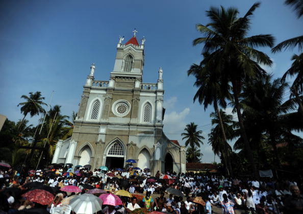 -Les fidèles catholiques sri lankais se rassemblent pour la messe le vendredi saint à Colombo. Des centaines de chrétiens ont défilé dans tout le pays, portant des croix pour expier leurs péchés. Parmi les 20 millions de Sri-Lankais, les chrétiens, pour lesquels Pâques marque la crucifixion et la résurrection du Christ, représentent 7,6% de la population dominée par les bouddhistes. Photo Ishara S.KODIKARA / AFP / Getty Images.