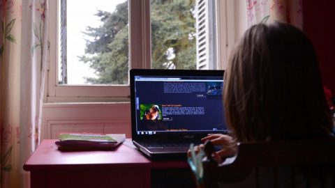  Fichier image d'une fille surfant sur le web dans sa chambre à l'aide d'un ordinateur portable. (Alain Jocard/AFP/Getty Images) 