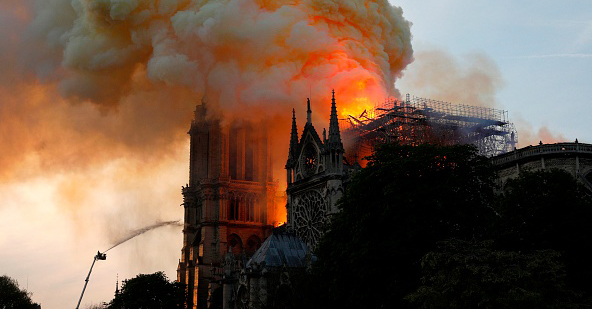 Un pompier arrose la cathédrale Notre-Dame de Paris alors que l'incendie fait des ravages - Crédit : 
GEOFFROY VAN DER HASSELT/AFP/Getty Images