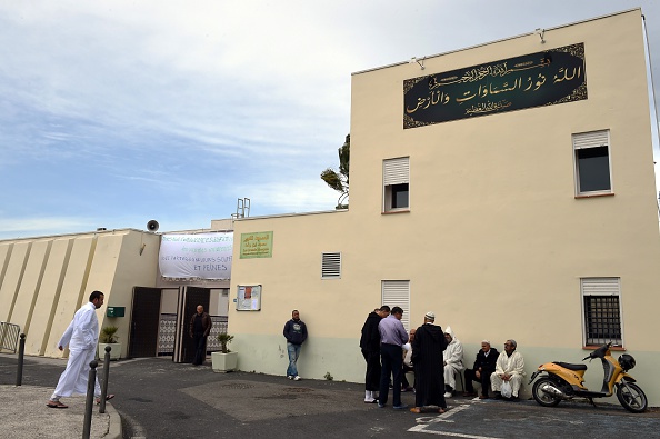 Le 20 novembre 2015, sept jours après les attentats islamistes ayant ensanglanté Paris, la mosquée de la Paillade, à Montpellier, avait manifesté sa solidarité avec les victimes à travers un message de soutien écrit sur une banderole suspendue à l’entrée du bâtiment. Crédit : PASCAL GUYOT/AFP/Getty Images.
