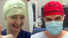 Un médecin écrit son nom sur un bonnet de chirurgie pour éviter les erreurs, et cela devient  une tendance qui sauve des vies