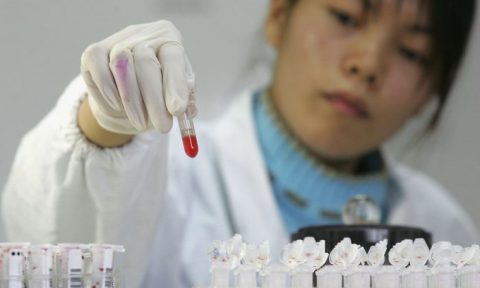 Une employée du milieu médical avec une ampoule de sang. (Chine Photos/Getty Images)