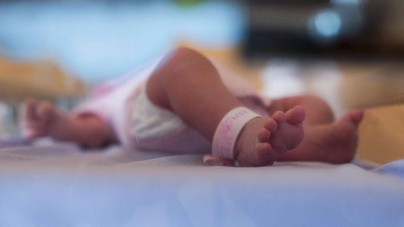 Une photo d'illustration de pieds de nouveau-né. (Fred Dufour/AFP/Getty Images)
