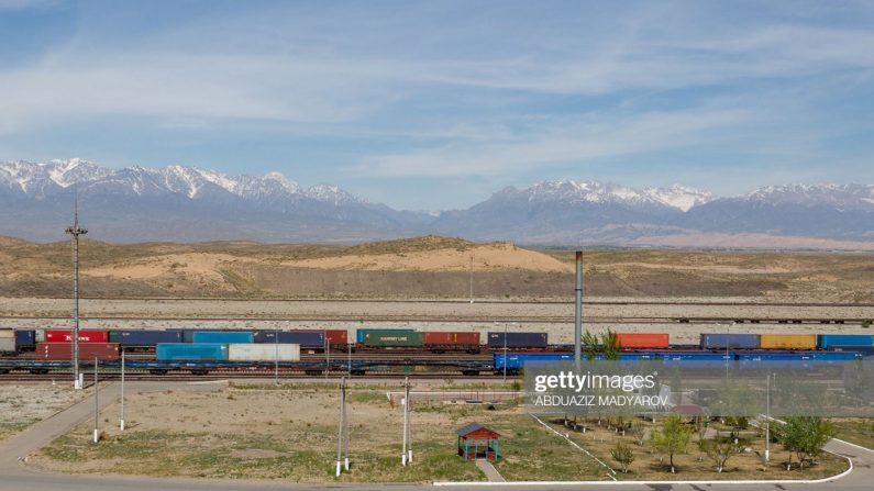 -Vue de la plaque tournante ferroviaire d'Altynkol au Kazakhstan, du côté kazakh de la frontière entre le Kazakhstan et la Chine, et de la chaîne de montagnes Dzhungar Alatau, à l'arrière-plan, le 15 avril 2019. Photo Abduaziz MADYAROV / AFP / Getty Images.