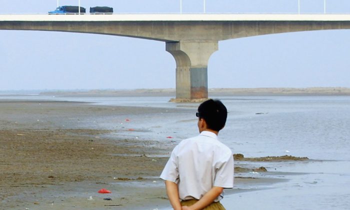 Un homme sur la rive du fleuve Jaune. (Natalie Behring-Chisholm / Getty Images)