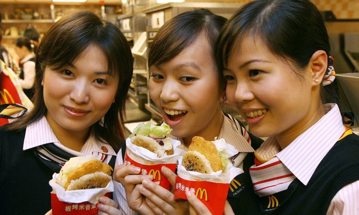 Employées d'un McDonald's de Hong Kong. (Mike Clarke / AFP / Getty Images)