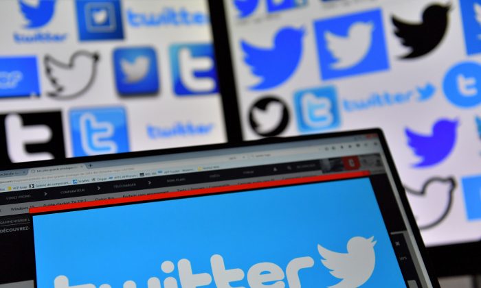 Logos du service américain d'information en ligne et de réseautage social Twitter affichés sur les écrans des ordinateurs le 20 novembre 2017. (Loic Venance/AFP/Getty Images)