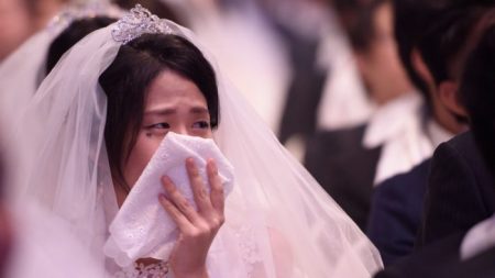 Une ex-petite amie s’incruste puis s’effondre en larmes durant un mariage tout en portant sa propre robe de mariée