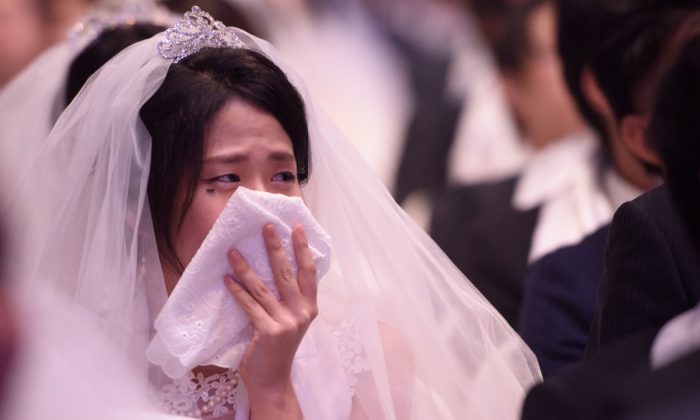 Une femme pleure à un mariage. (ED JONES/AFP/Getty Images)
