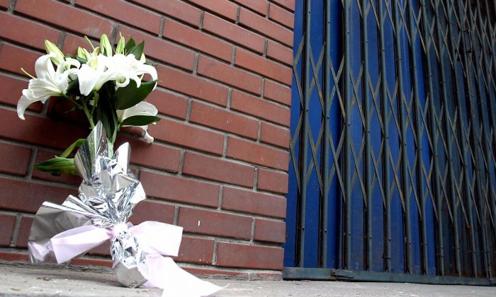 Un bouquet de fleurs blanches, symbole de deuil, devant un jardin d'enfants de Pékin qui a été attaqué au couteau. (STR/AFP/Getty Images)

