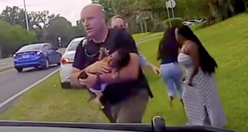 Un policier sauve un tout-petit qui avait cessé de respirer, et maintenant le bébé fait partie de sa vie