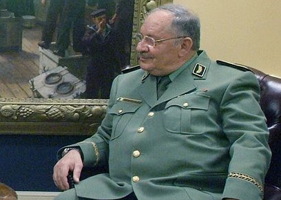 -Le général Ahmed Gaïd Salah pense qu’on ne peut pas dénigrer tout le passé de l’Algérie. Photo de l'US Navy par le camarade en chef du photographe Johnny Bivera, Wikipédia