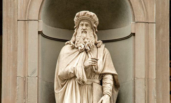 La statue de Léonard de Vinci de Luigi Pampaloni devant la Galerie des Offices à Florence, en Italie. (CC BY-SA 4.0)